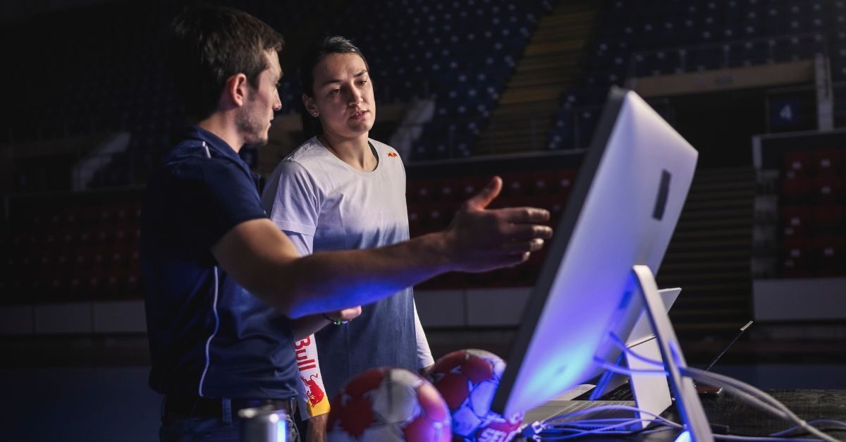 A member of the KINEXON Sports Science Consulting Team works with handball player Cristina Neagu.